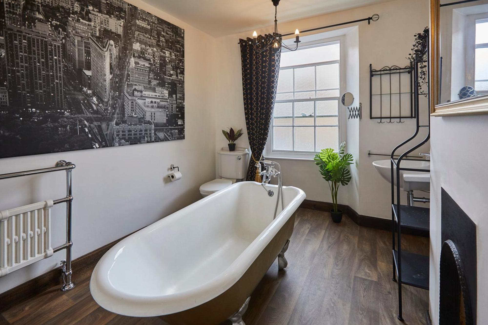 Host & - Beckside * Pickering